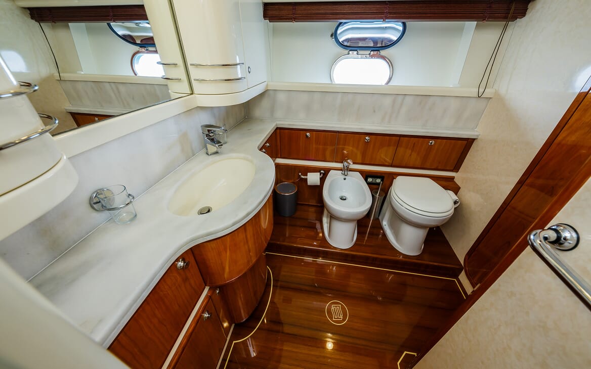 Motor Yacht Quo Vadis I Master bathroom