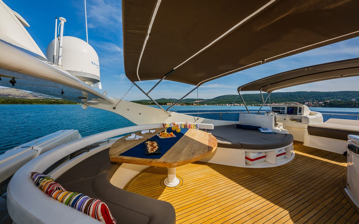 Motor Yacht Quo Vadis I Sun Deck Table