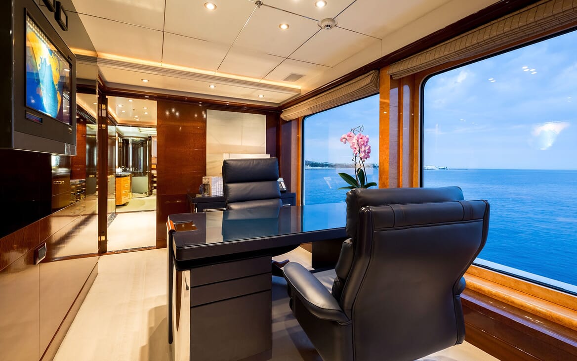 Motor Yacht LUCKY LADY Owners Study