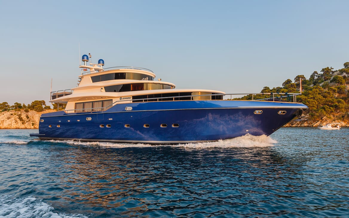 Motor Yacht Johnson Baby Profile Underway