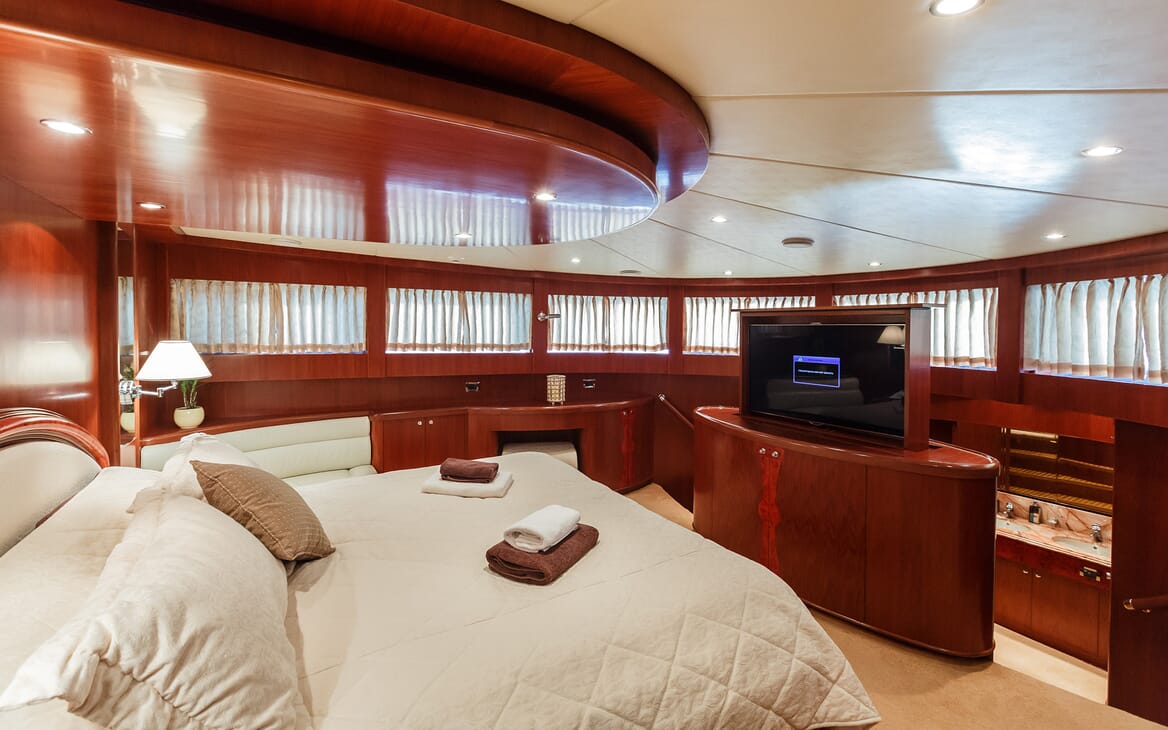 Motor Yacht Johnson Baby Master Stateroom