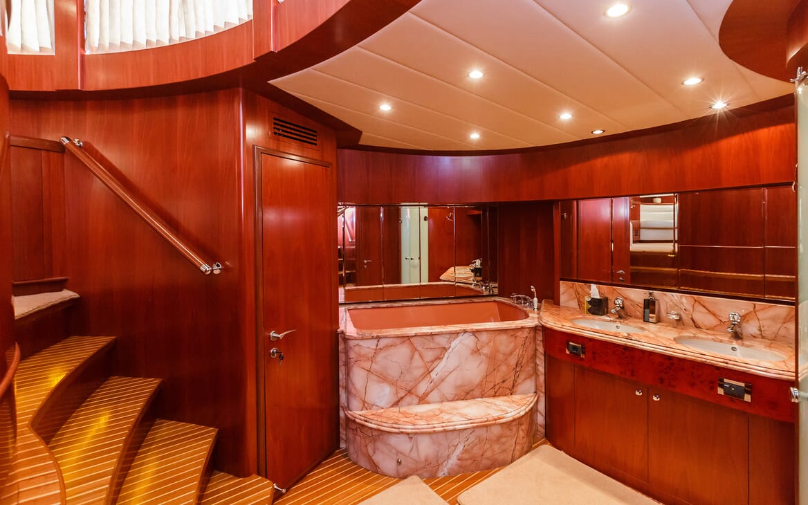 Motor Yacht Johnson Baby Bath