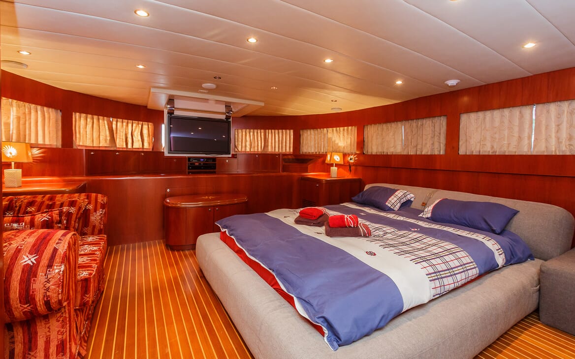 Motor Yacht Johnson Baby Double Stateroom