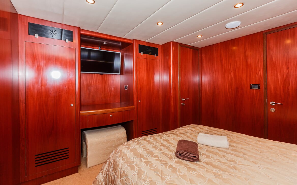 Motor Yacht Johnson Baby Double Guest Stateroom