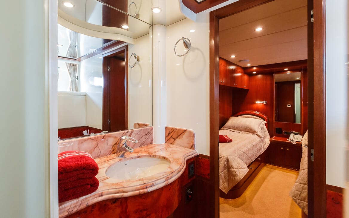 Motor Yacht Johnson Baby Twin Bathroom