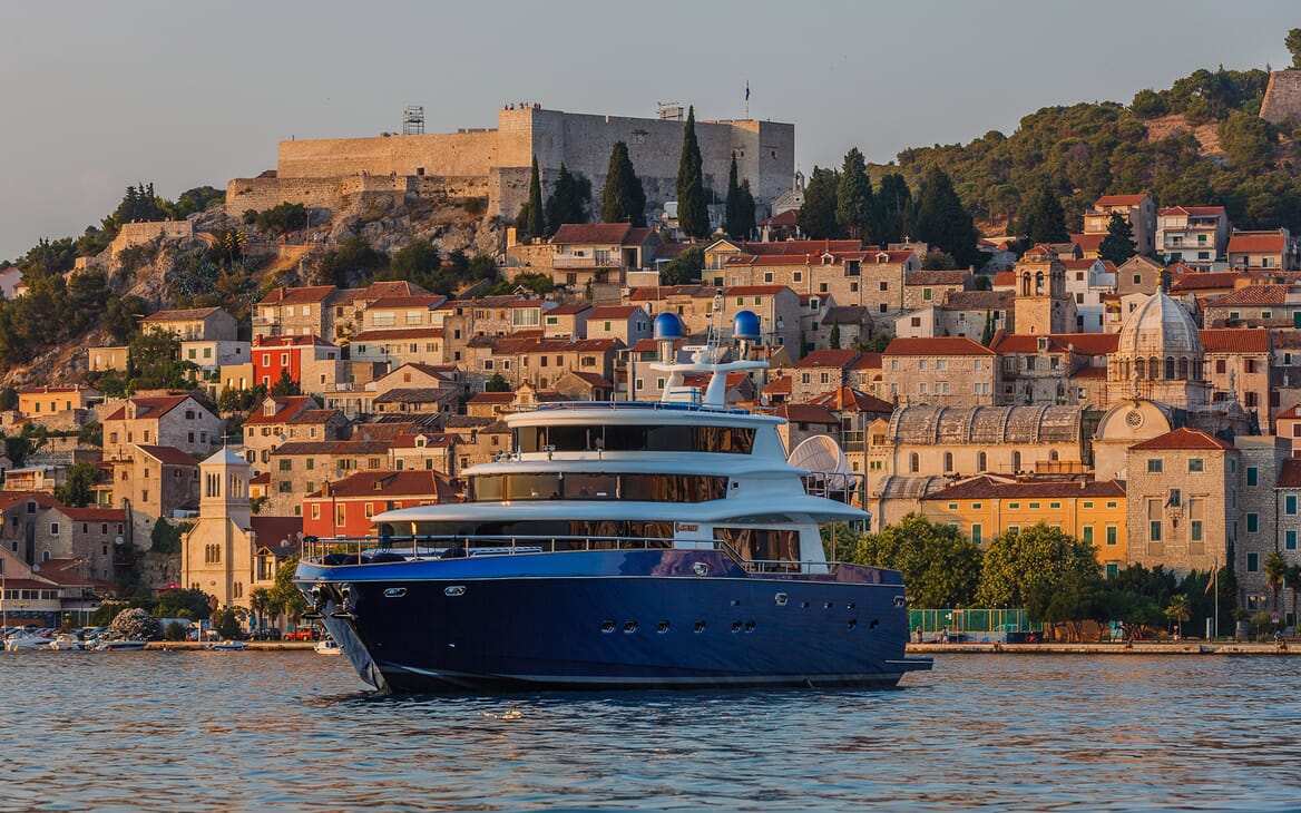 Motor Yacht Johnson Baby Anchored