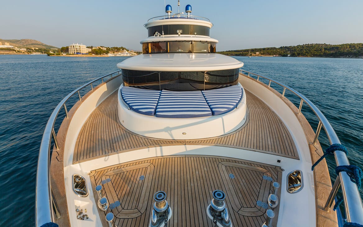 Motor Yacht Johnson Baby Bow