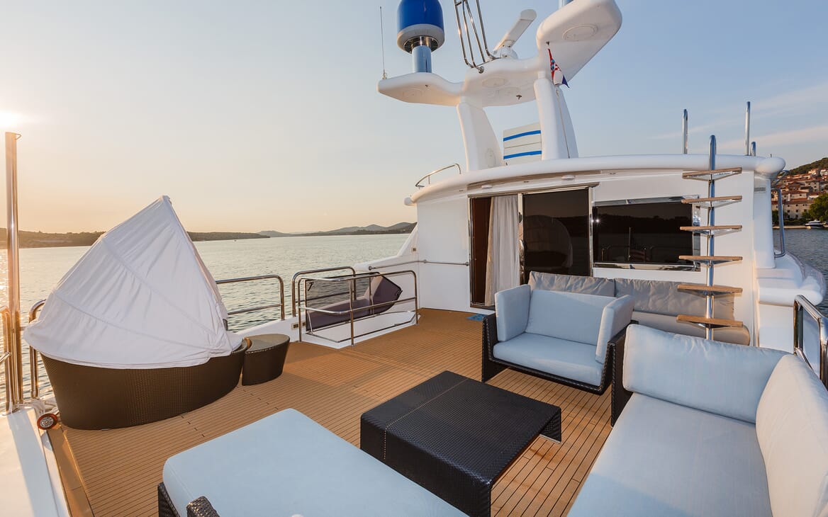 Motor Yacht Johnson Baby Sun Deck