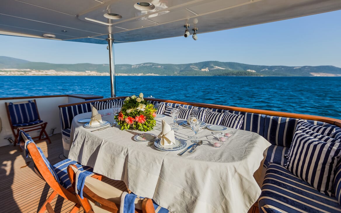 Motor Yacht Johnson Baby Aft Dining