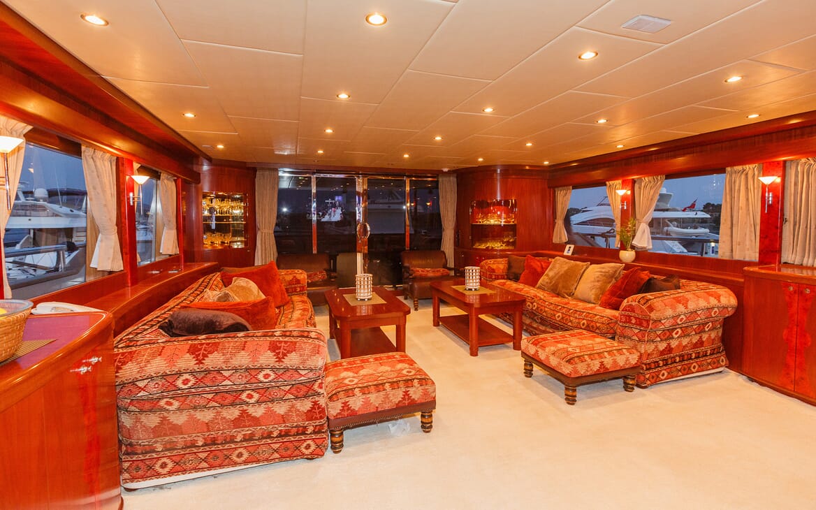 Motor Yacht Johnson Baby Main Saloon