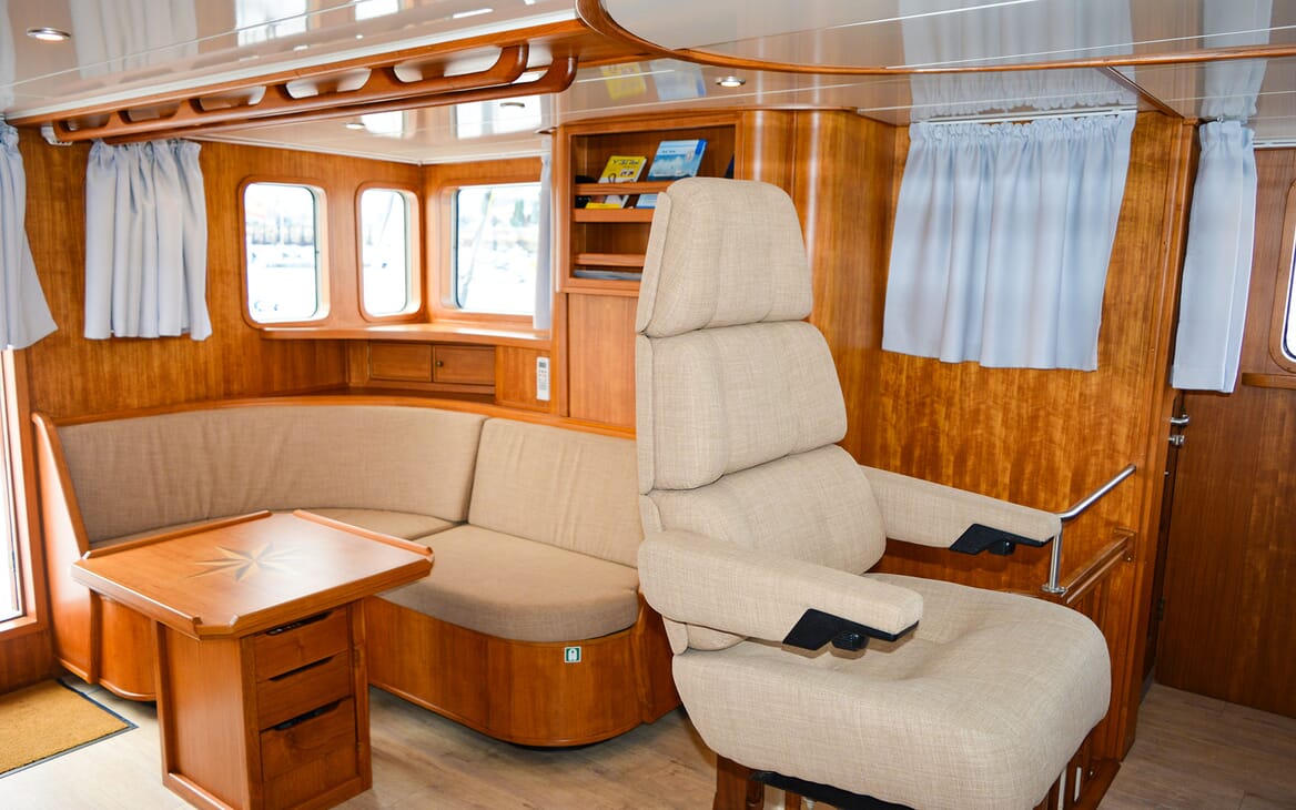 Motor Yacht ELENA Wheelhouse Seating