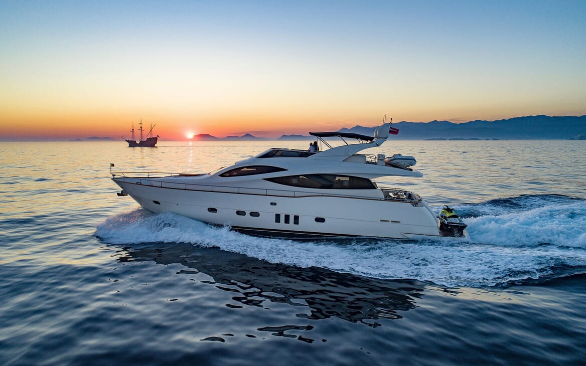 Motor Yacht SALT Profile underway