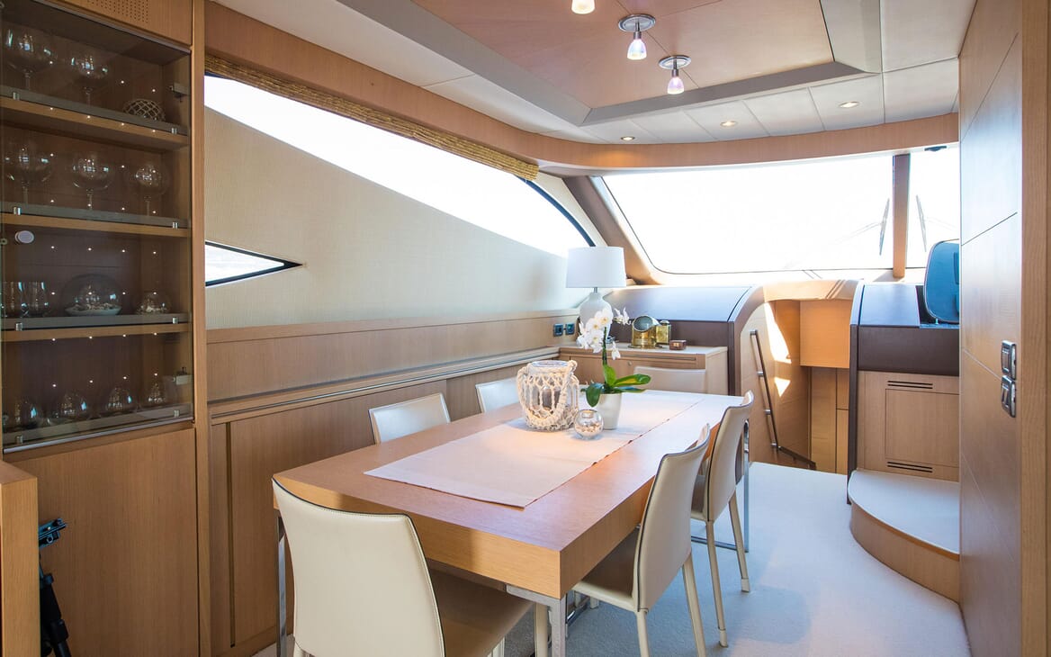 Motor Yacht SALT Dining Table