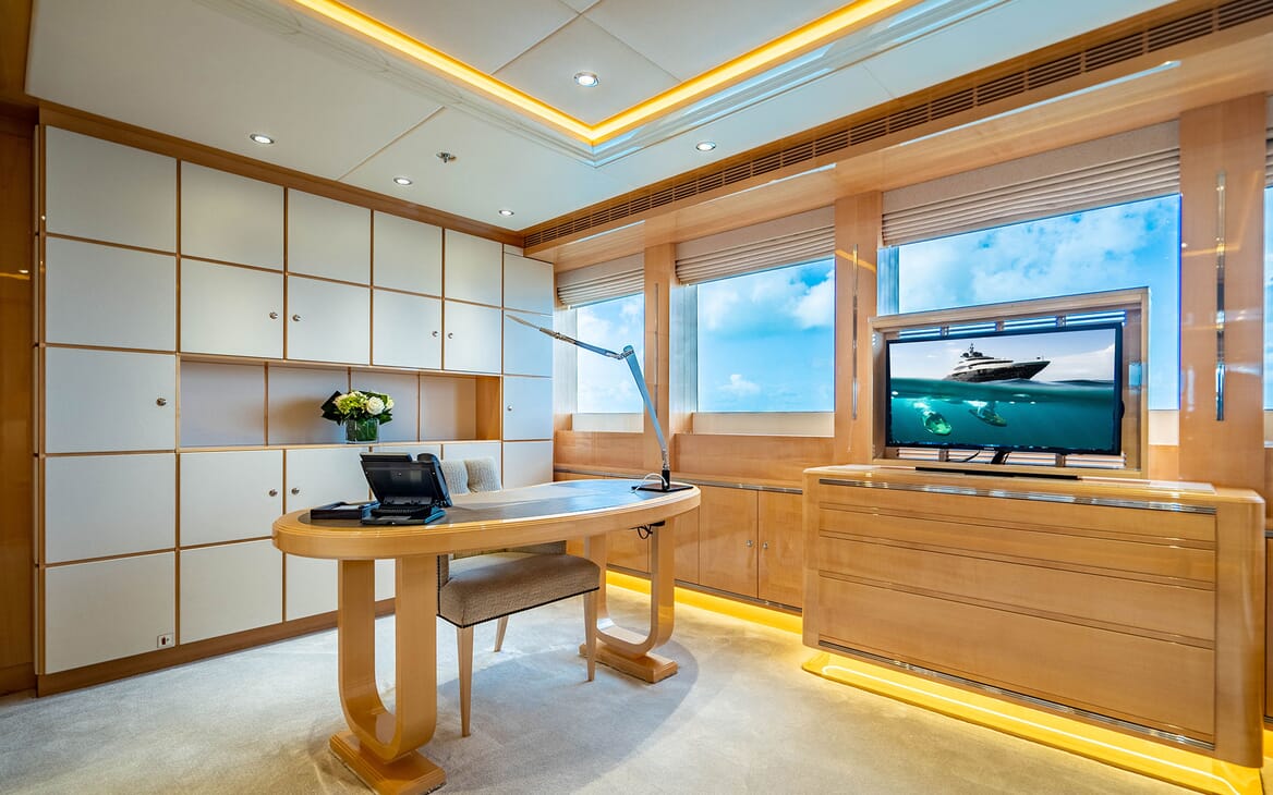 Motor Yacht LADY JJ Dining Table