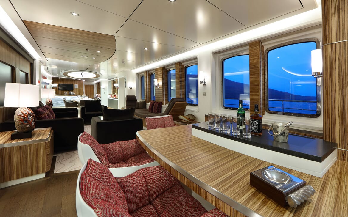 Motor Yacht YERSIN Bar and Seating