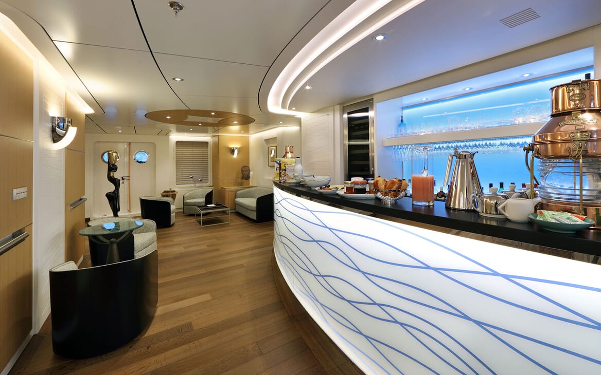 Motor Yacht YERSIN Bar and Sky Lounge