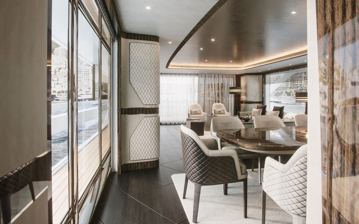 Motor Yacht DYNAMIQ G380 Dining Table and Saloon