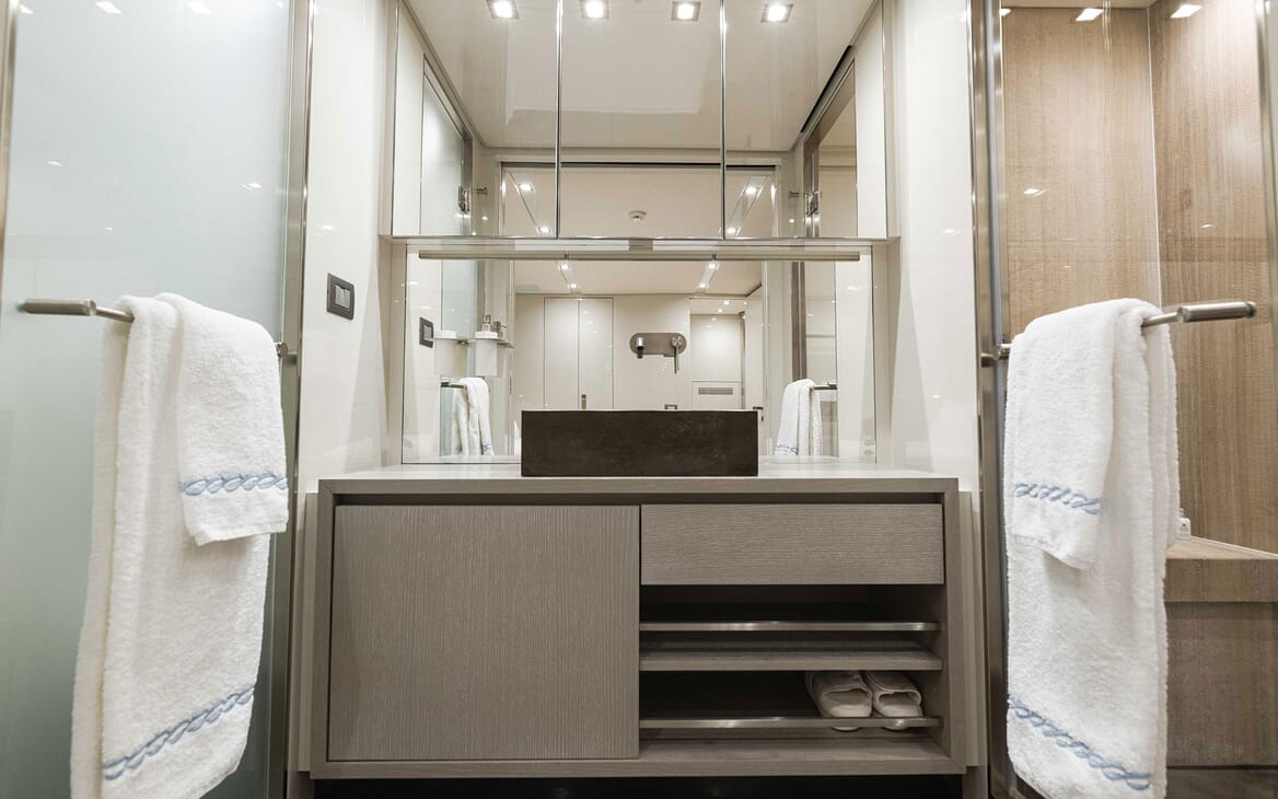 Motor Yacht HALCYON Guest Bathroom