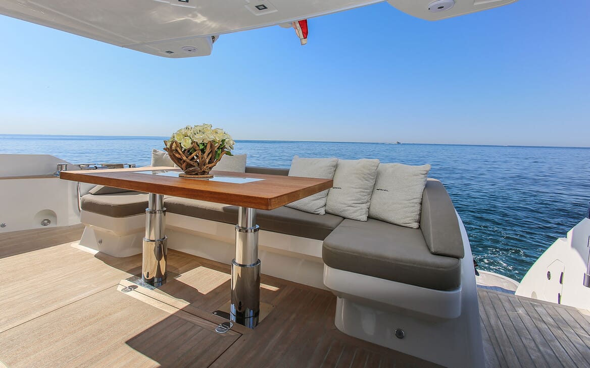Motor Yacht HONEYBEEZ II Main Aft Deck Seating