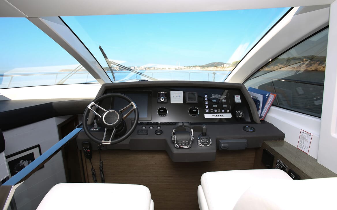 Motor Yacht HONEYBEEZ II Wheelhouse