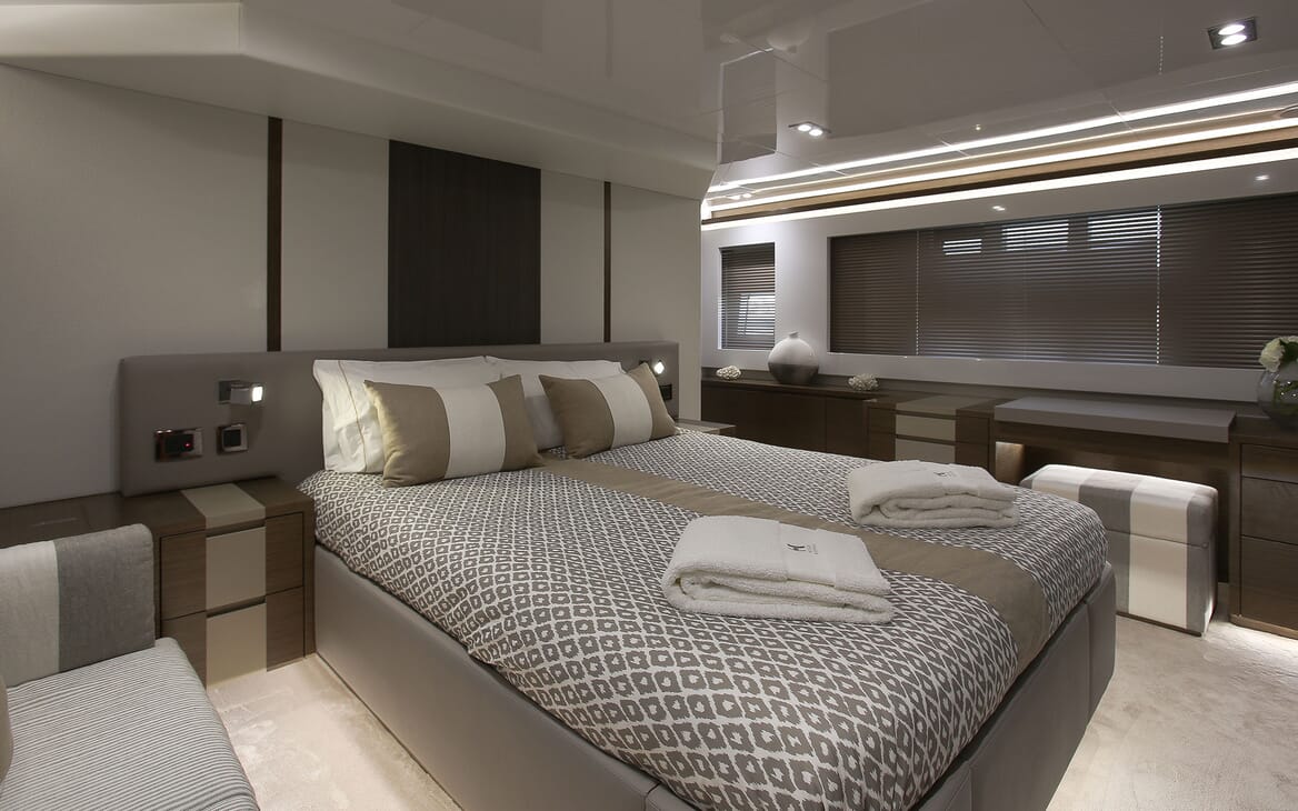 Motor Yacht HONEYBEEZ II Master Stateroom