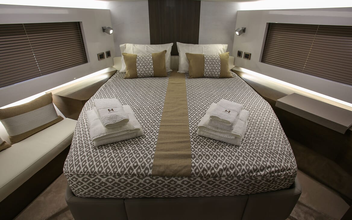 Motor Yacht HONEYBEEZ II VIP Stateroom