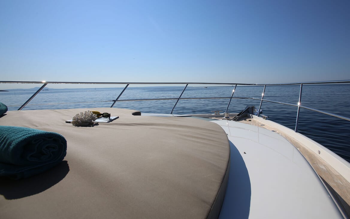 Motor Yacht HONEYBEEZ II Bow Sun Pad
