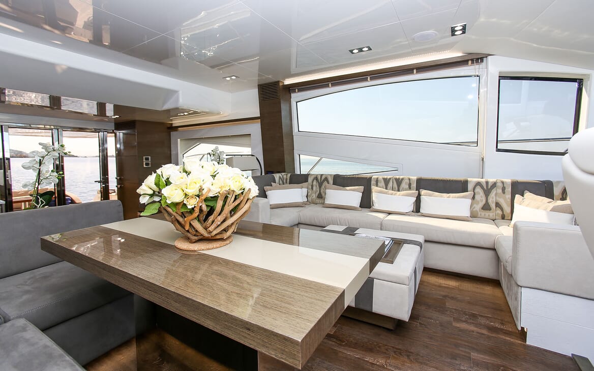 Motor Yacht HONEYBEEZ II Main Saloon