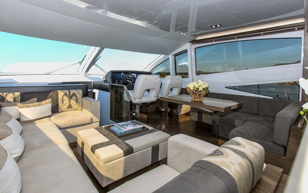 Motor Yacht HONEYBEEZ II Main Saloon Wheelhouse