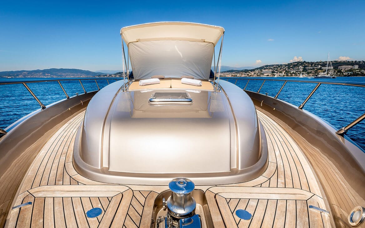 Motor Yacht R Bow Sun Pad
