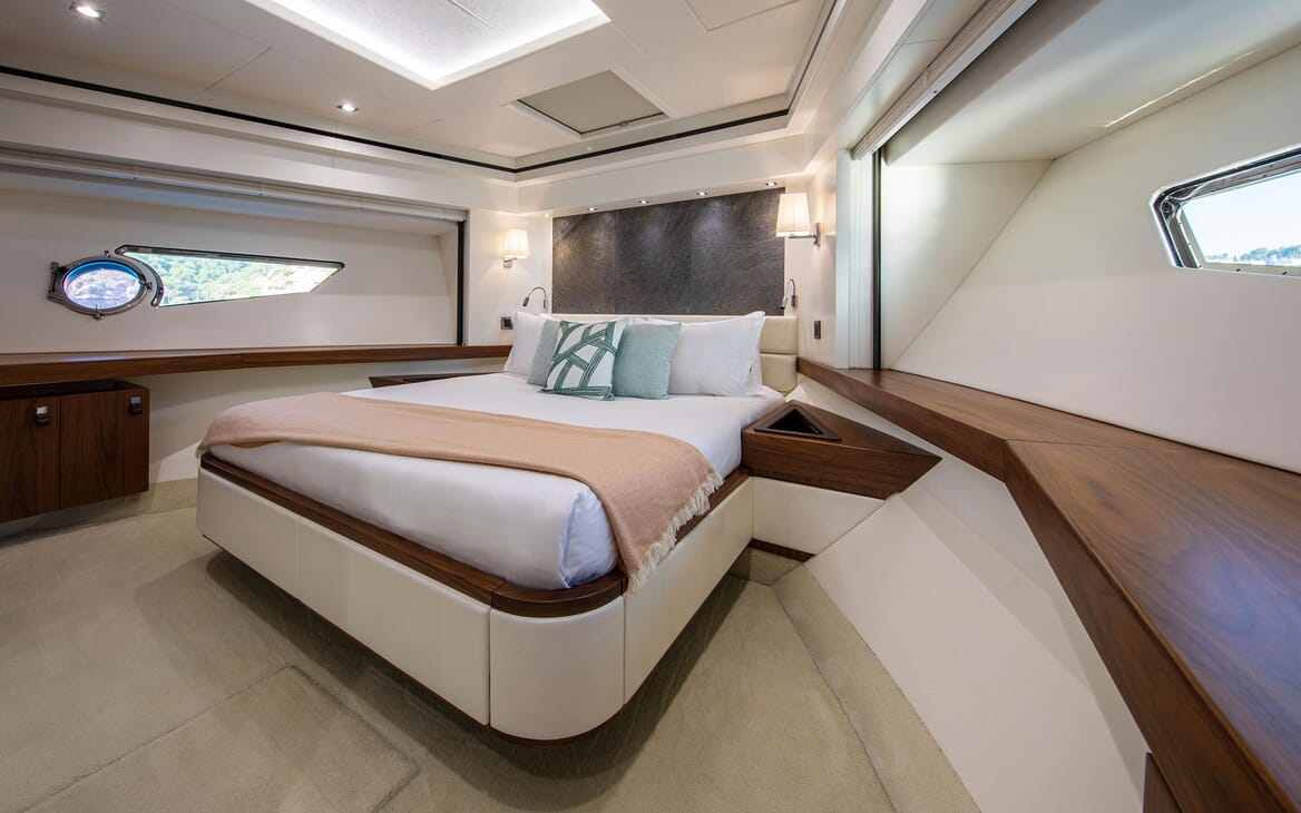 Motor Yacht RUSH X Full Beam Double Stateroom