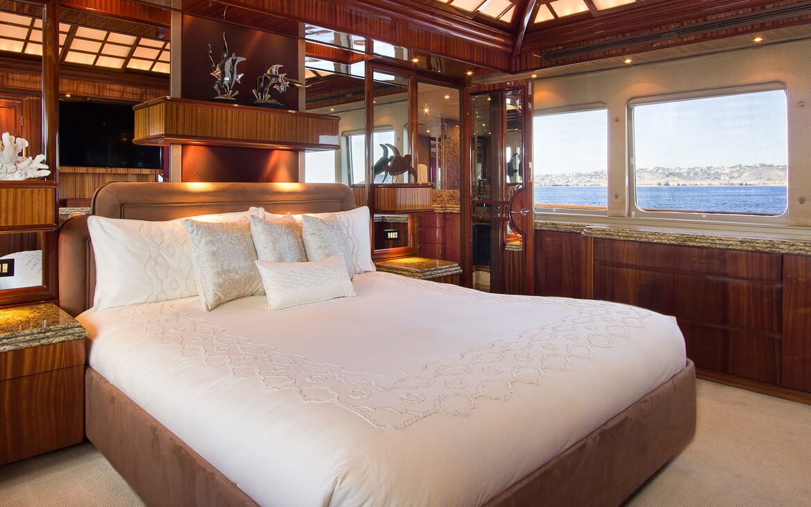 Motor Yacht SERENITY 122 Master Stateroom Bed