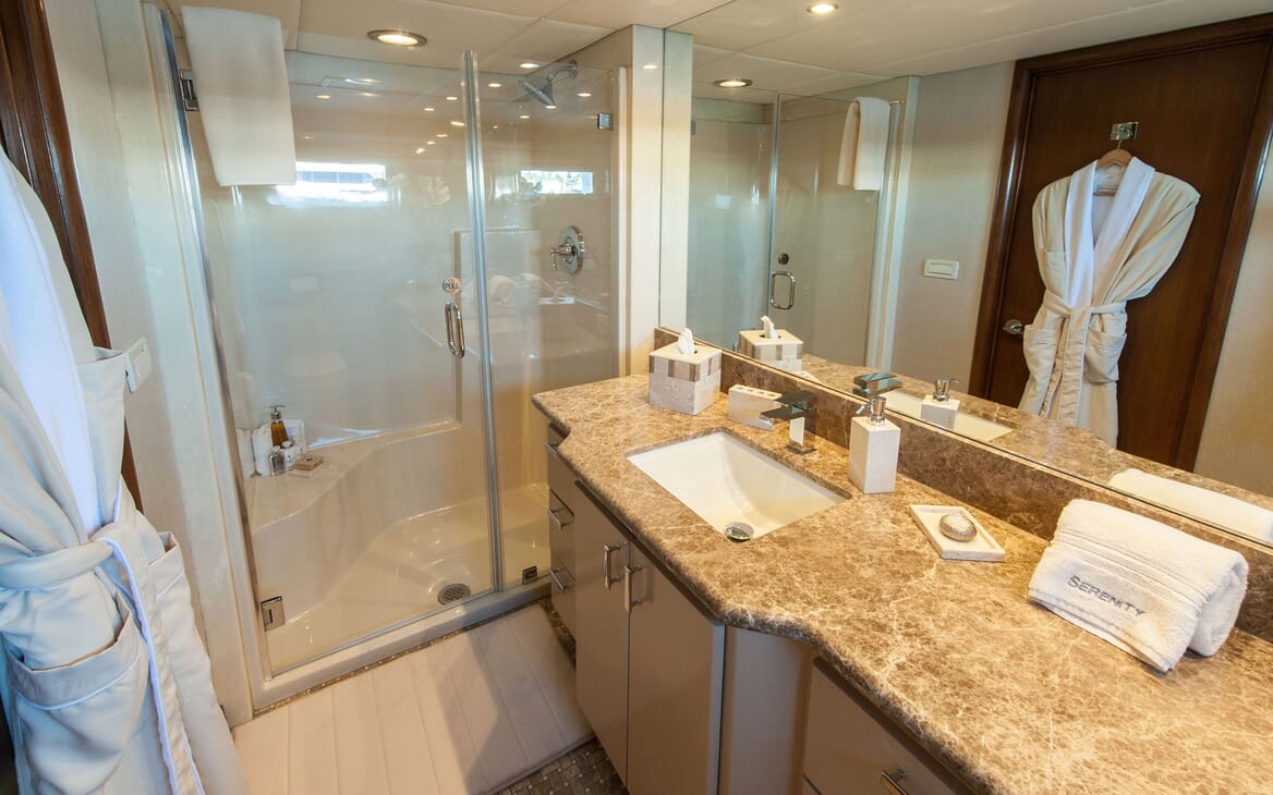 Motor Yacht SERENITY 122 Bathroom