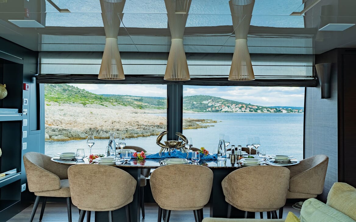 Motor Yacht NOOR II Dining Table