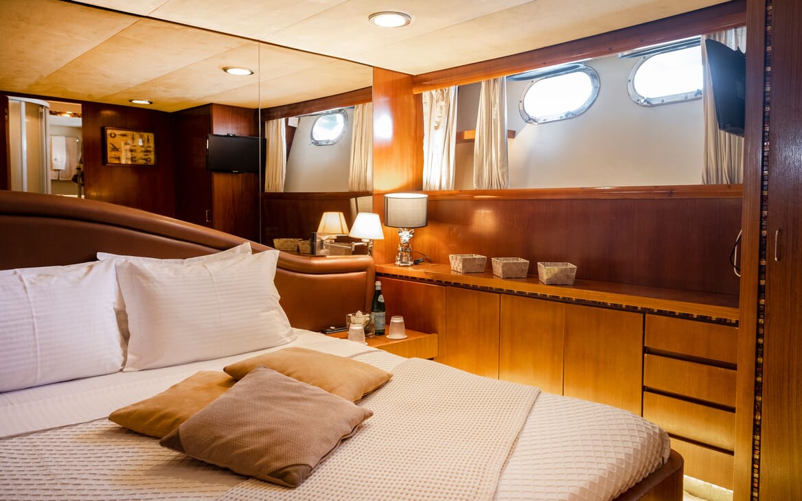Motor Yacht SHIVA twin stateroom