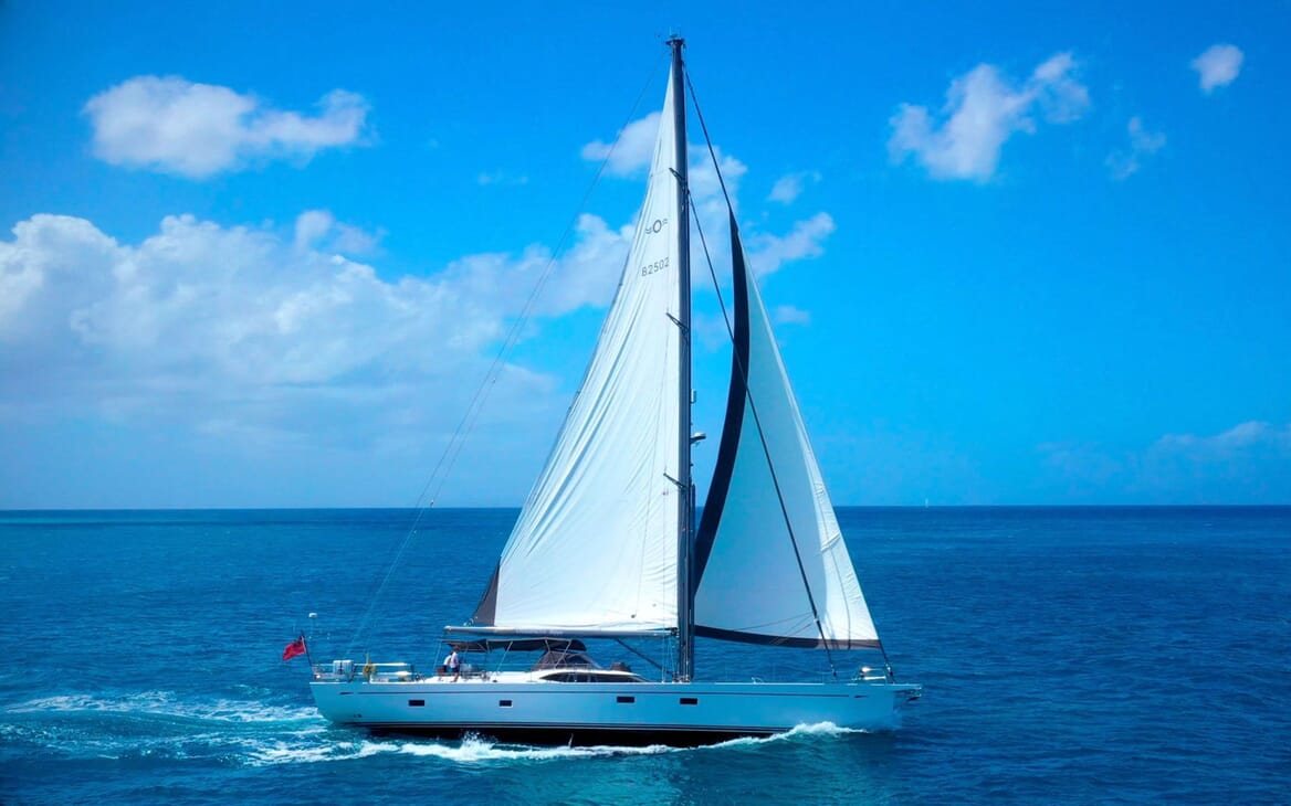 Sailing Yacht CHAMPAGNE HIPPY Profile Underway
