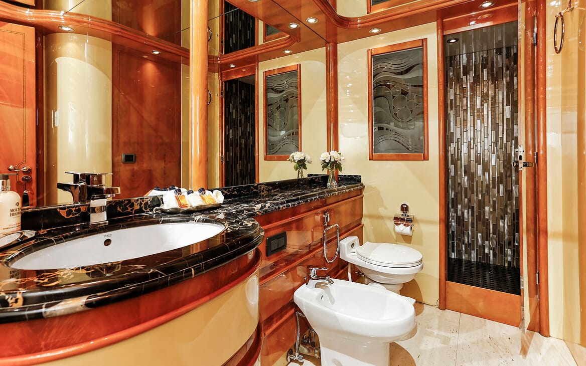 Motor Yacht TIFFANY Master Bathroom