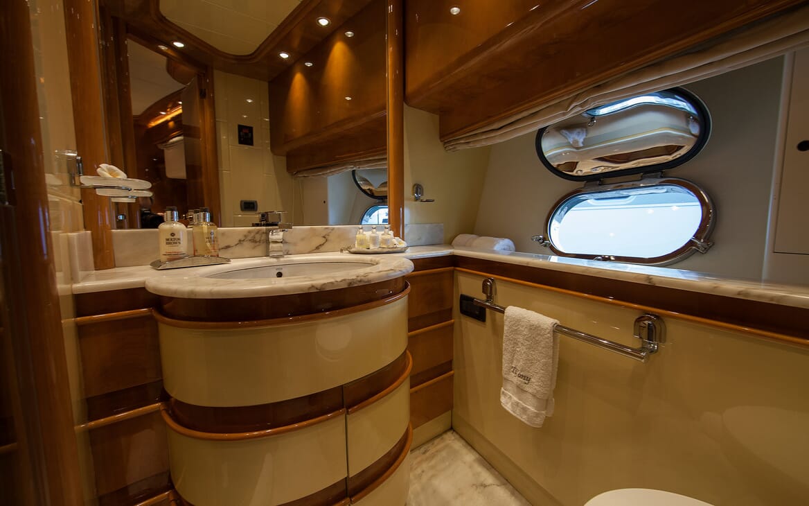 Motor Yacht TIFFANY VIP Bathroom