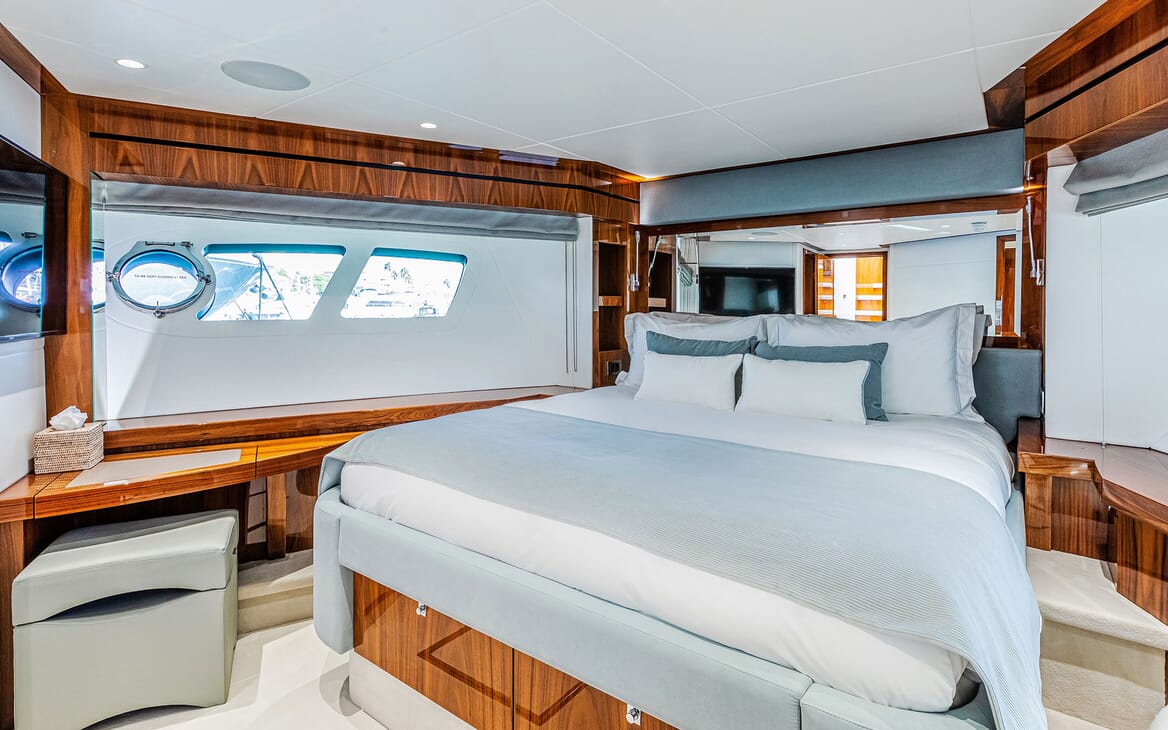 Motor Yacht KUDOS Full Beam VIP Stateroom