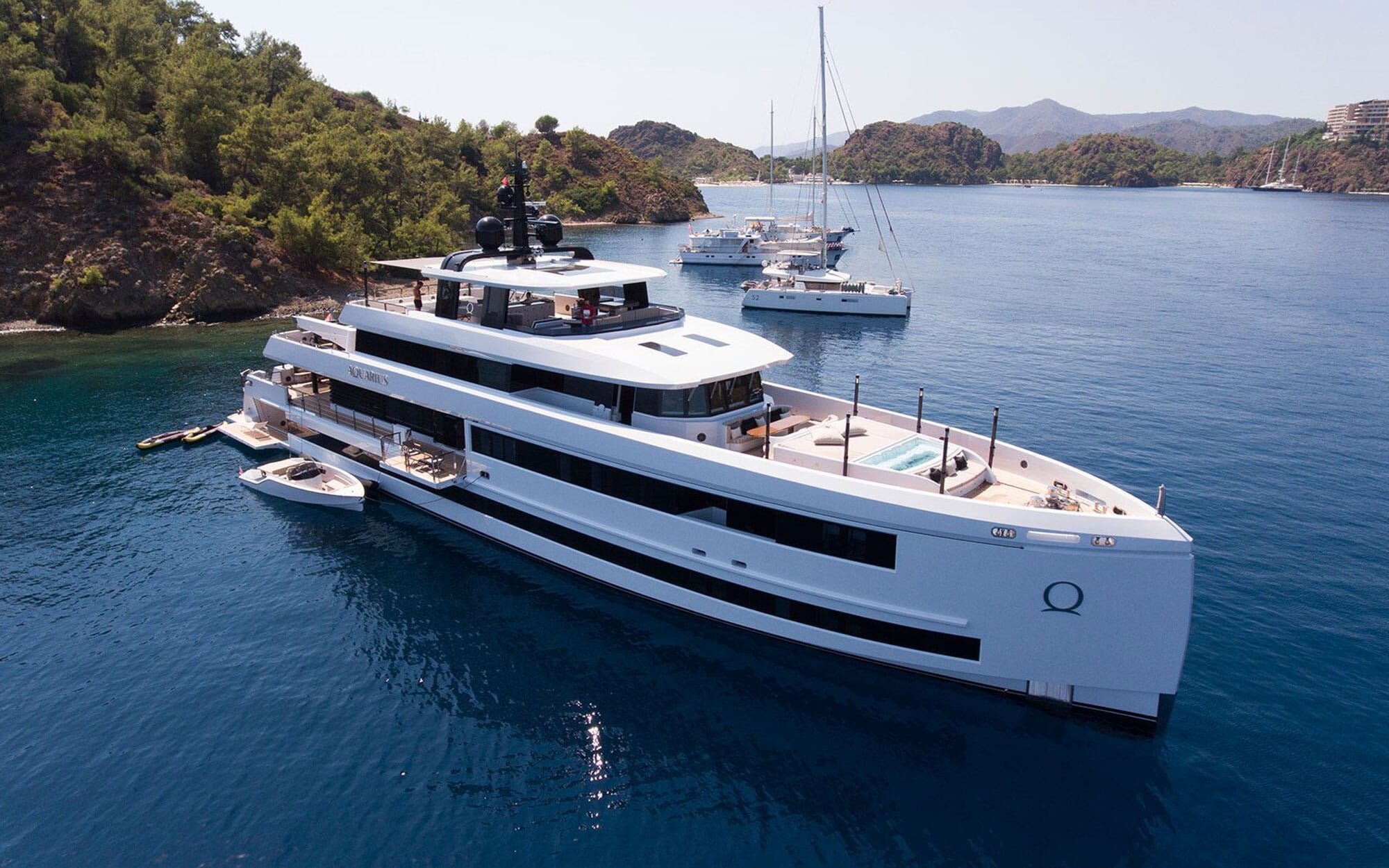 luxury yacht charter companies