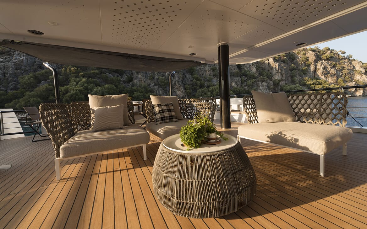 Motor Yacht AQUARIUS Seating