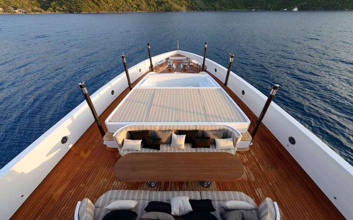 Motor Yacht AQUARIUS Bow