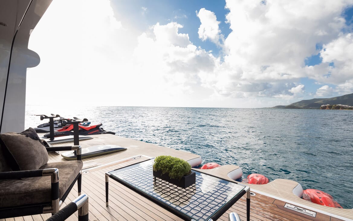 Motor Yacht TRIUMPH beachclub