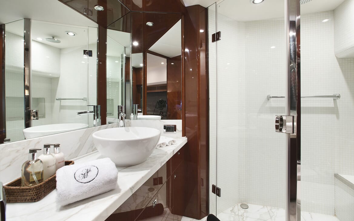 Motor Yacht MOLLY MALONE VIP Bathroom