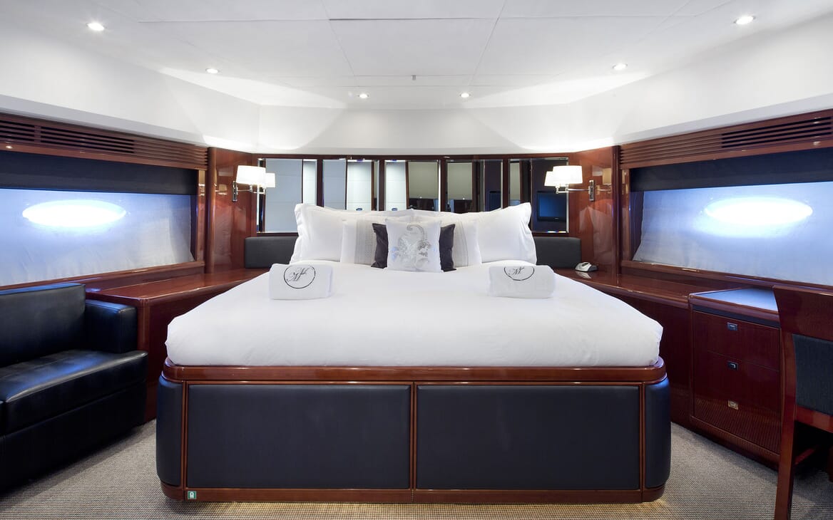 Motor Yacht MOLLY MALONE Full Beam Double Stateroom