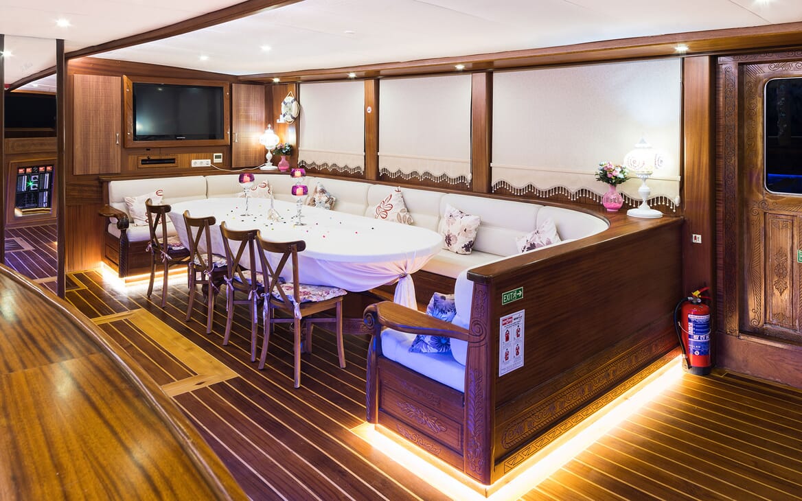 Sailing Yacht S NUR TAYLAN Main Deck Dining Table
