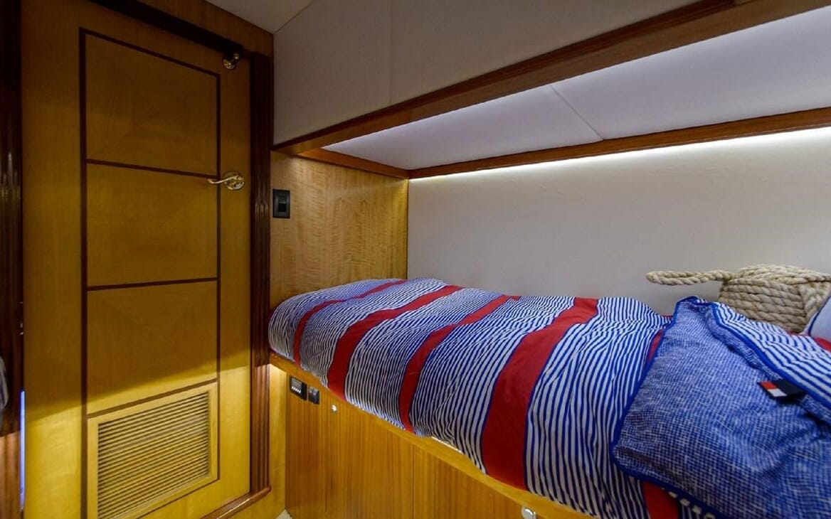 Motor Yacht TRIDENT Twin Stateroom Bed