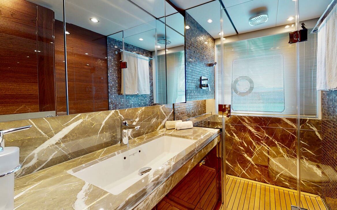 Motor Yacht PRINCESS M Guest Bathroom