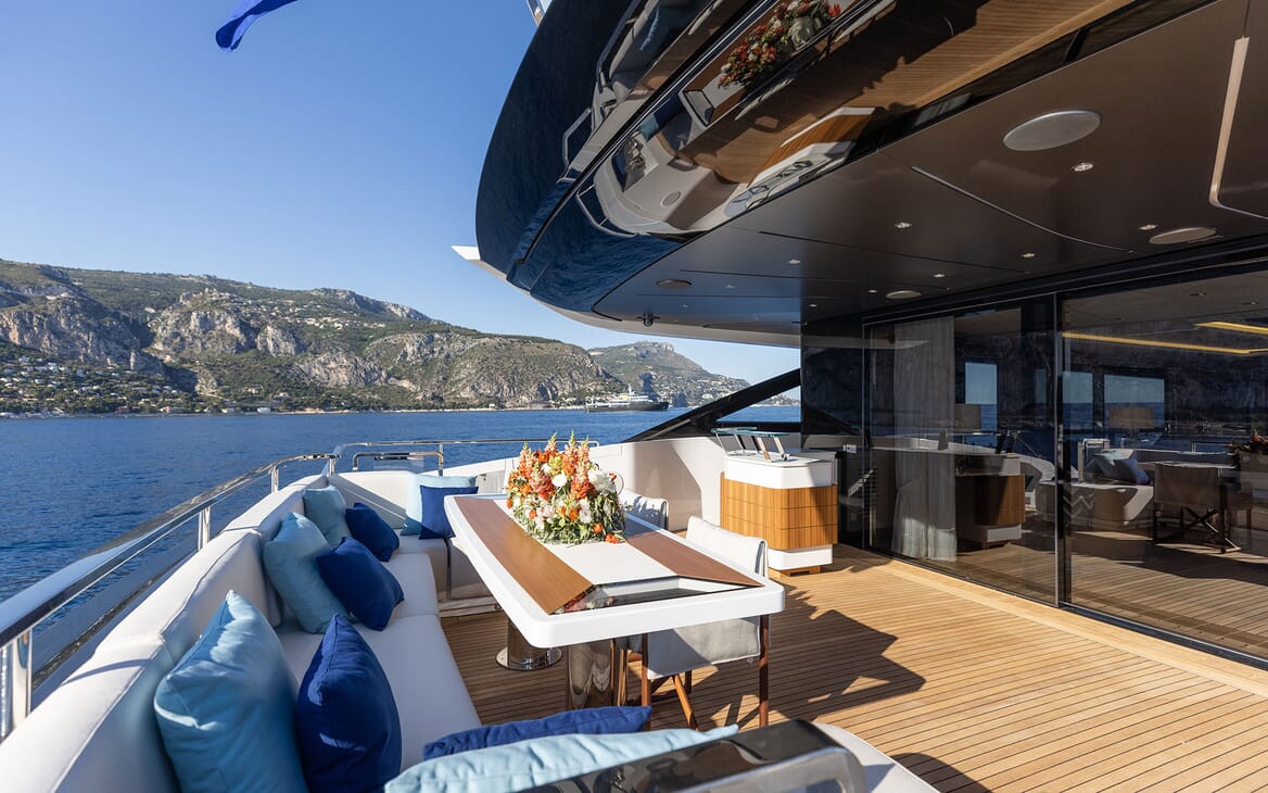 Motor Yacht DOPAMINE aft deck