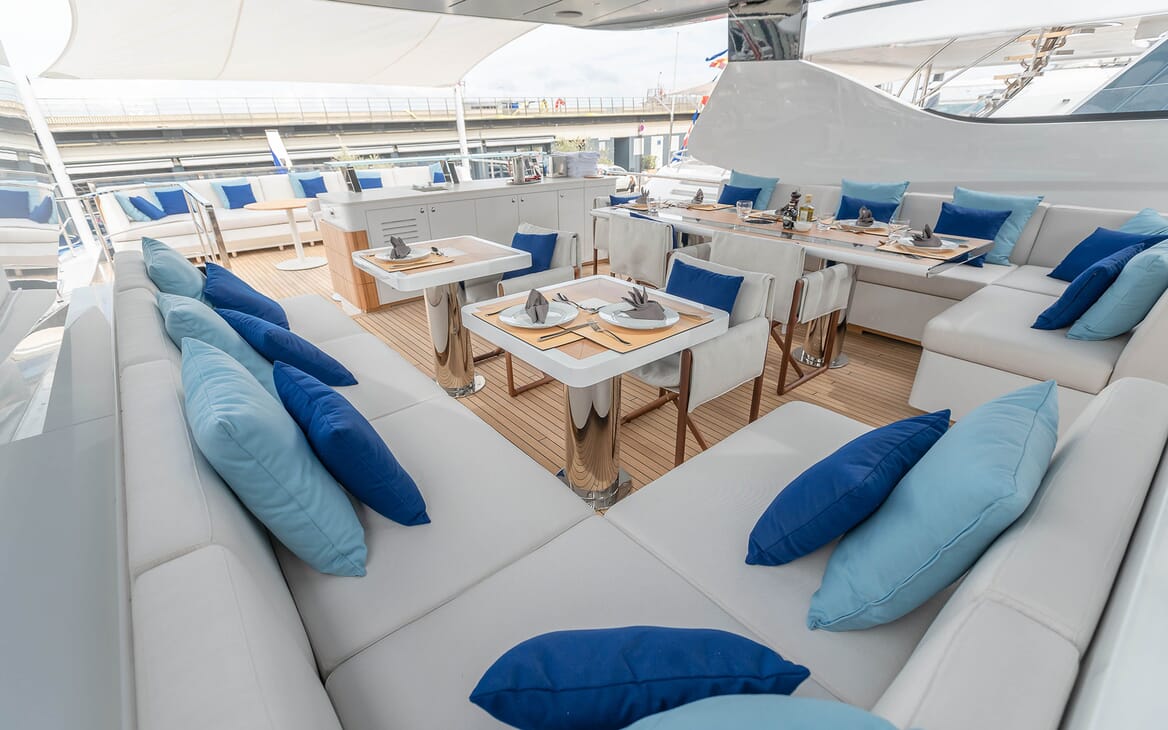 Motor Yacht DOPAMINE deck dining